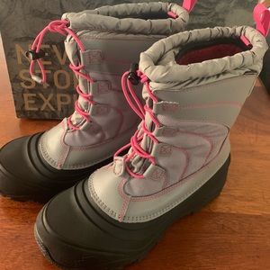 Size 6 snow boots by North Face, worn once in box